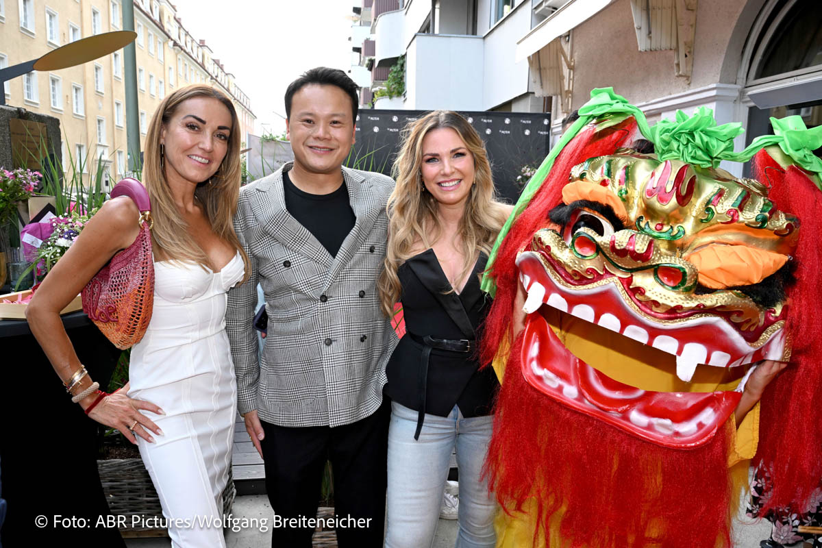 Melanie Crocamo-Fischer (li.) und Alessandra Geissel mit Hai Pham bei der Eröffnung von dessen Asia-Restaurant „Rota“ am Schwabinger Viktoriaplatz am 16. Juli 2026 @Foto: ABR-Pictures/Wolfgang Breiteneicher