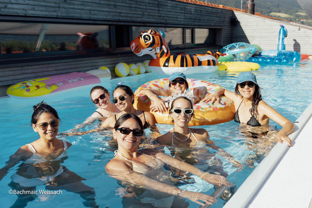 Bussi Baby x MINI2026 ROOFTOP-PARTY-3.0 mit Pool (©Bachmair Weissach)