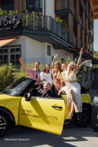 Alexander Mazza, Darya Strelnikova, Julia Haupt, Carolin Henseler, Julia Pohl, Hotelier Korbinian Kohler bei der Bussi Baby x MINI2026 ROOFTOP-PARTY-3.0 (©Foto: Rebecca Kirsch fürBachmair Weissach)