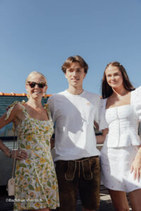 Carolin Henseler, Quirin Kohler, Darya Strelnikovabei der Bussi Baby x MINI2026 ROOFTOP-PARTY-3.0 (©Foto: Rebecca Kirsch fürBachmair Weissach)