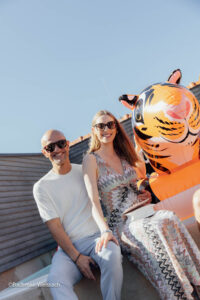 Peyman Armin mit Begleitung bei der Bussi Baby x MINI2026 ROOFTOP-PARTY-3.0 (©Foto: Rebecca Kirsch für Bachmair Weissach)