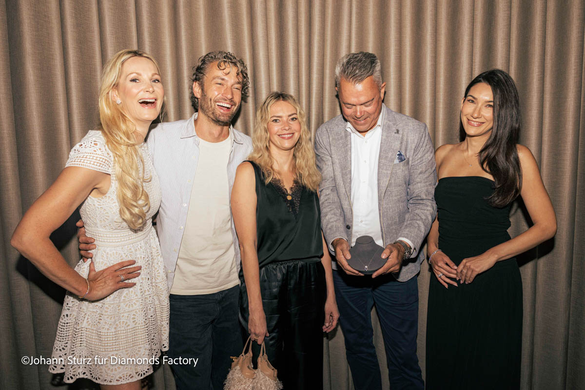Julia Pohl, Simon Lohmeyer, Laura Osswald, Marcel Kamp, Neda Peemüller beim Diamonds Factory Sparkling-Lunch am 8. Juli 2026 im Restaurant Raya im Koenigshof (©Foto: Johann Sturz für Diamonds Factory)