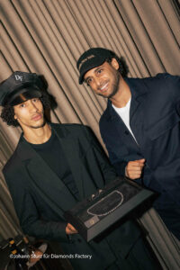 Youssef Faraj (Model), Karim Günes beim Diamonds Factory Sparkling-Lunch am 8. Juli 2026 im Restaurant Raya im Koenigshof (©Foto: Johann Sturz für Diamonds Factory)
