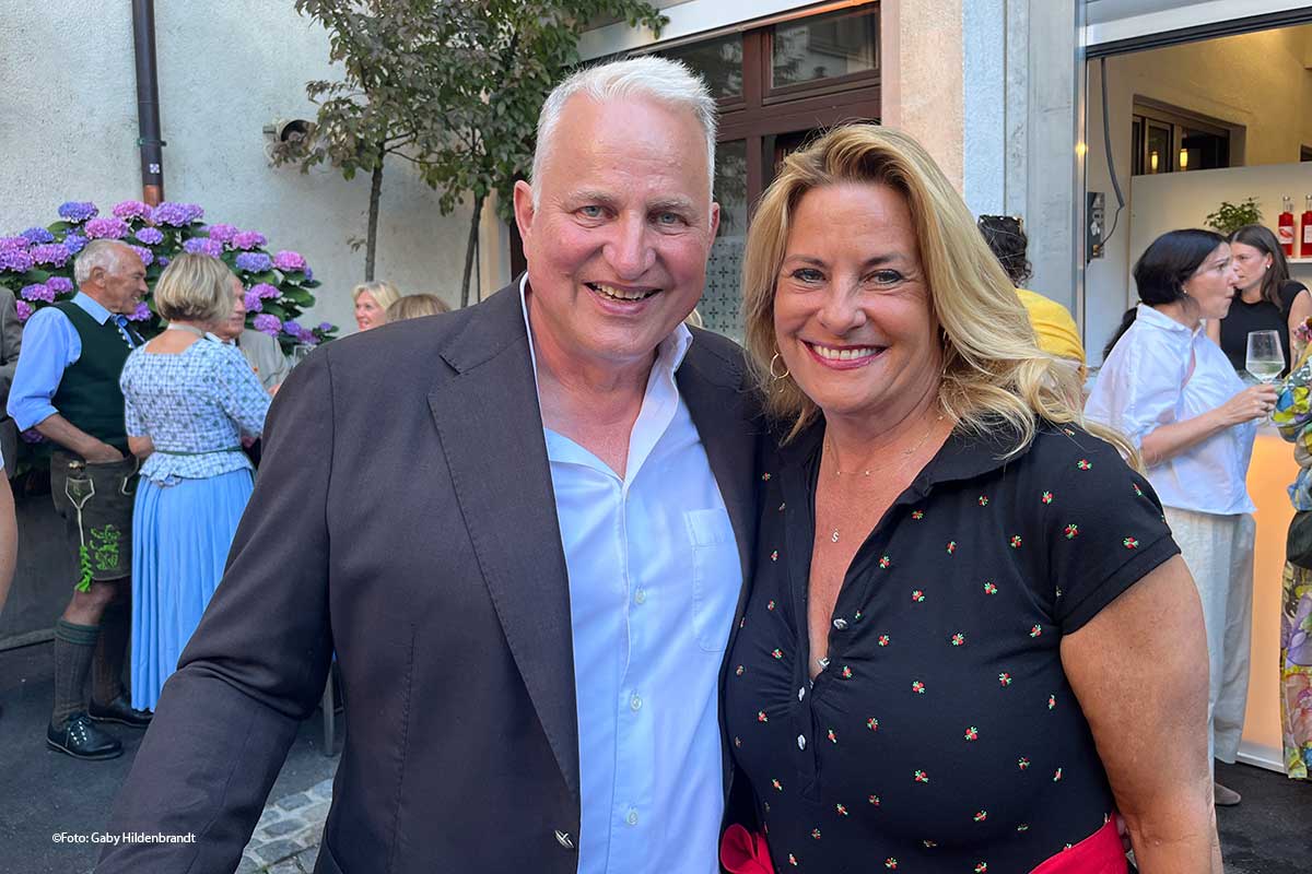 Zu Gast bei der 70 Jahre Platzl Hotel Feier: die Wirtekollegen Christian Schottenhamel und Silja Steinberg (©Foto: Gaby Hildenbrandt)