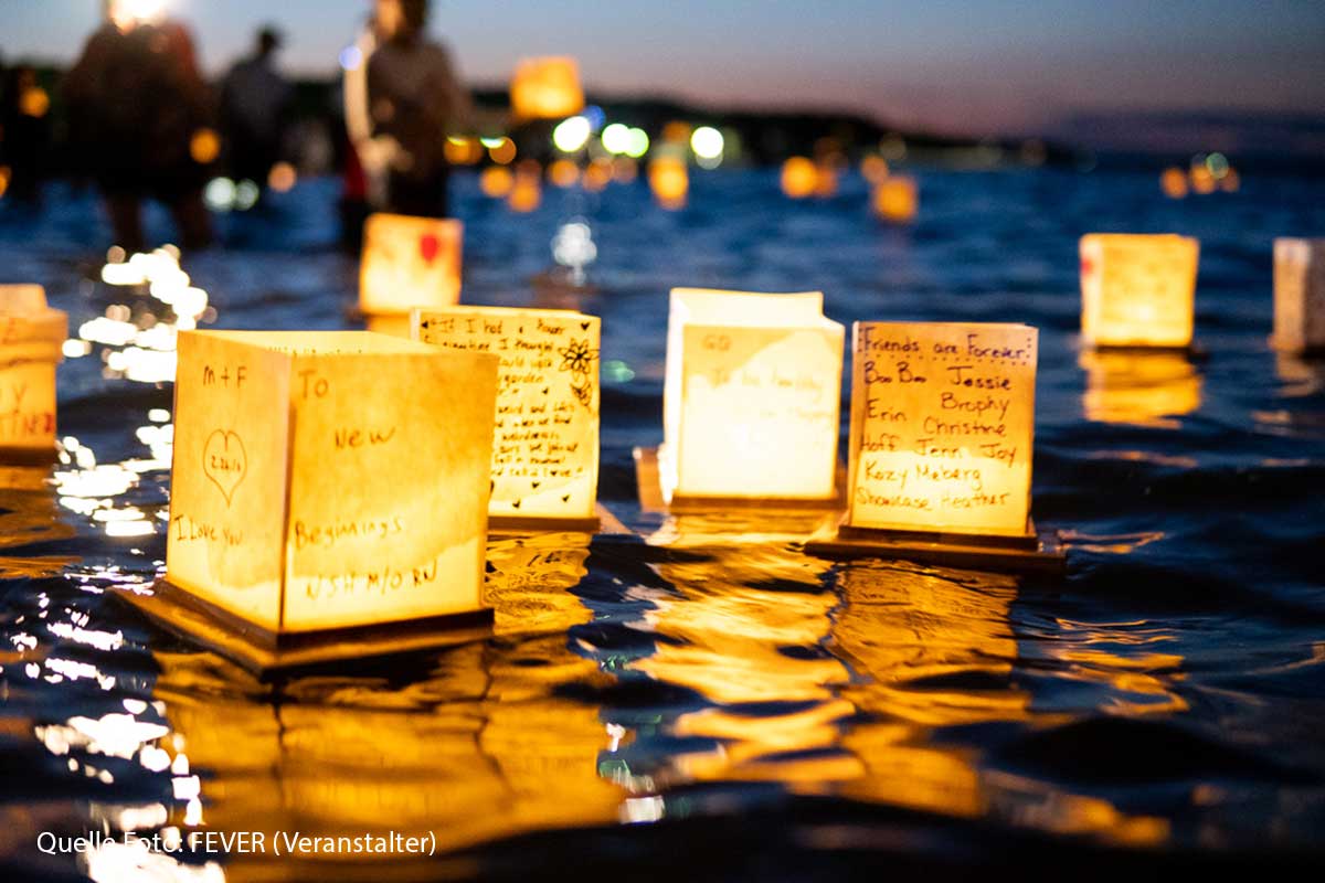 Water Lantern Festival am 07.+08.08.2026 im Olympiapark (©Foto: Veranstalter Fever)