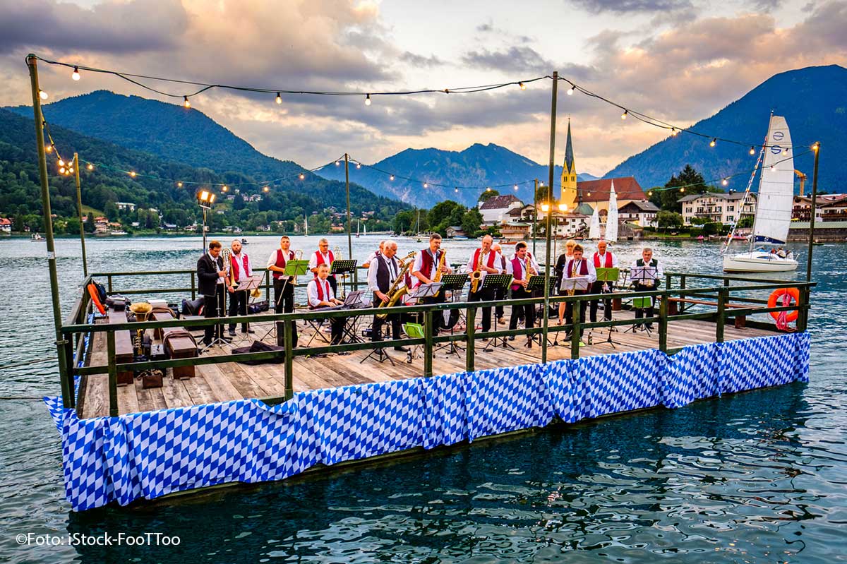 Trachtenfloss beim Festival am Tegernsee in Rottach-Egern (©Foto: iStock FooTToo)