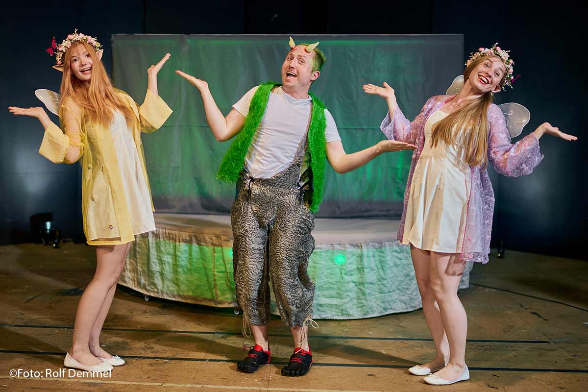 Markus Wilhelm (Puck) mit zwei Elfen (Natalie Fuss, Laura Ackermann) ©Foto: Rolf Demmel
