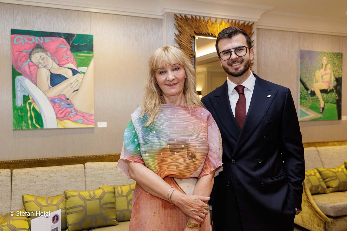 Vernissage „Heldinnen und Helden-Gemälde von Julia von Kienlin im Mandarin Oriental in München am 4.8.2026. Julia von Kienlin und Franz Zauner (Mandarin Oriental)   (©Foto: Stefan Heigl)