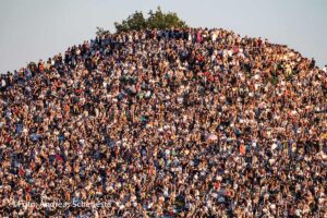 Voller Besucherberg bei der Sonnenfinsternis beim Sommerfestival Olympiapark am 12.08.2026 (©Foto: Andreas Schebesta für Sayaq)