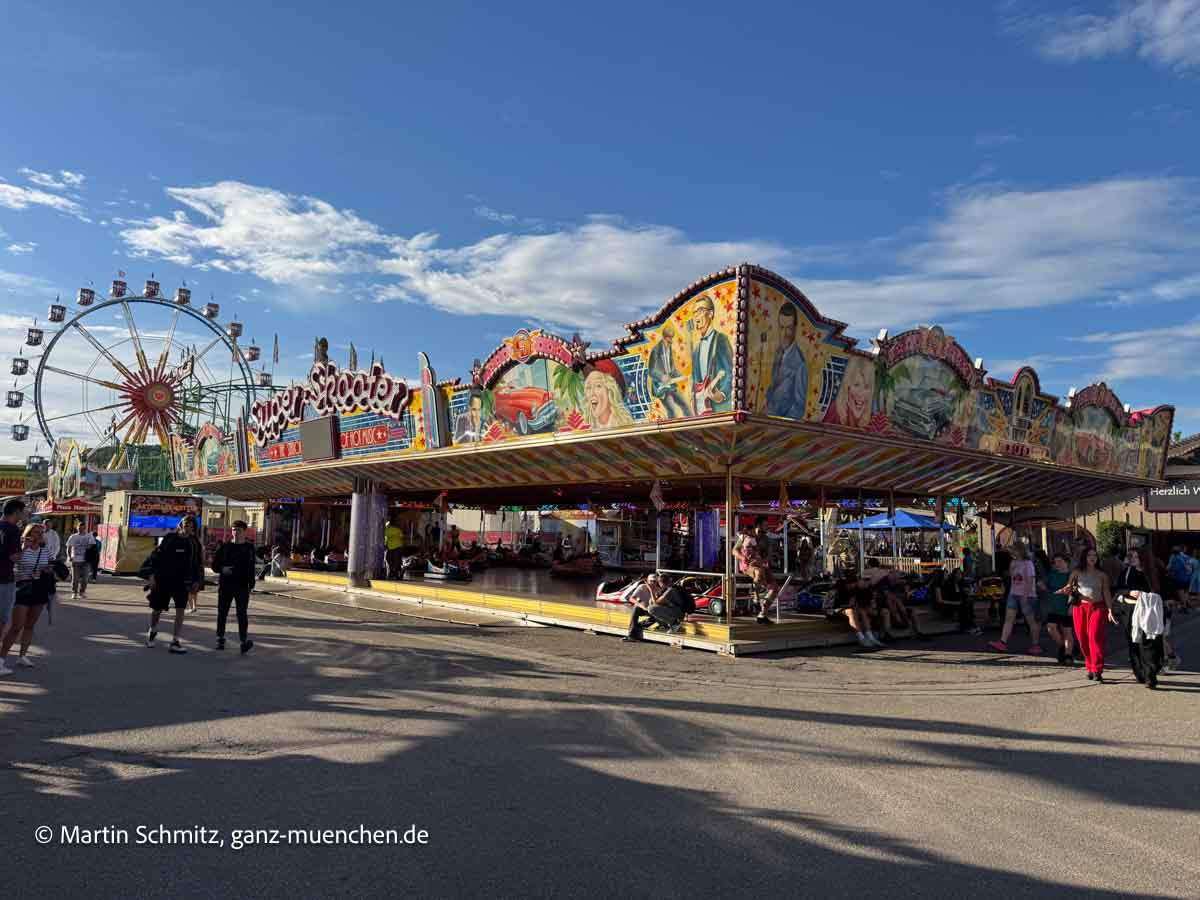 Herbstdult Regensburg mit Super Skooter und Willenborg Riesenrad (©Foto: Martin Schmitz)
