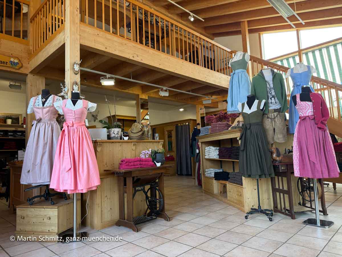 Hauseigener Trachtenladen bei der Produktion der Litzlfelder Münchner Strickmanufaktur in Anzing bei München (©Foto: Martin Schmitz)