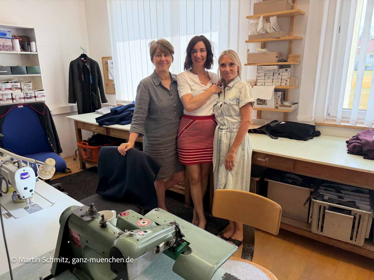 Mariele Litzlfelder (Mi.) mit Mitarbeiterinnen: Besuch in der Produktion der Litzlfelder Münchner Strickmanufaktur in Anzing (©Foto: Martin Schmitz)