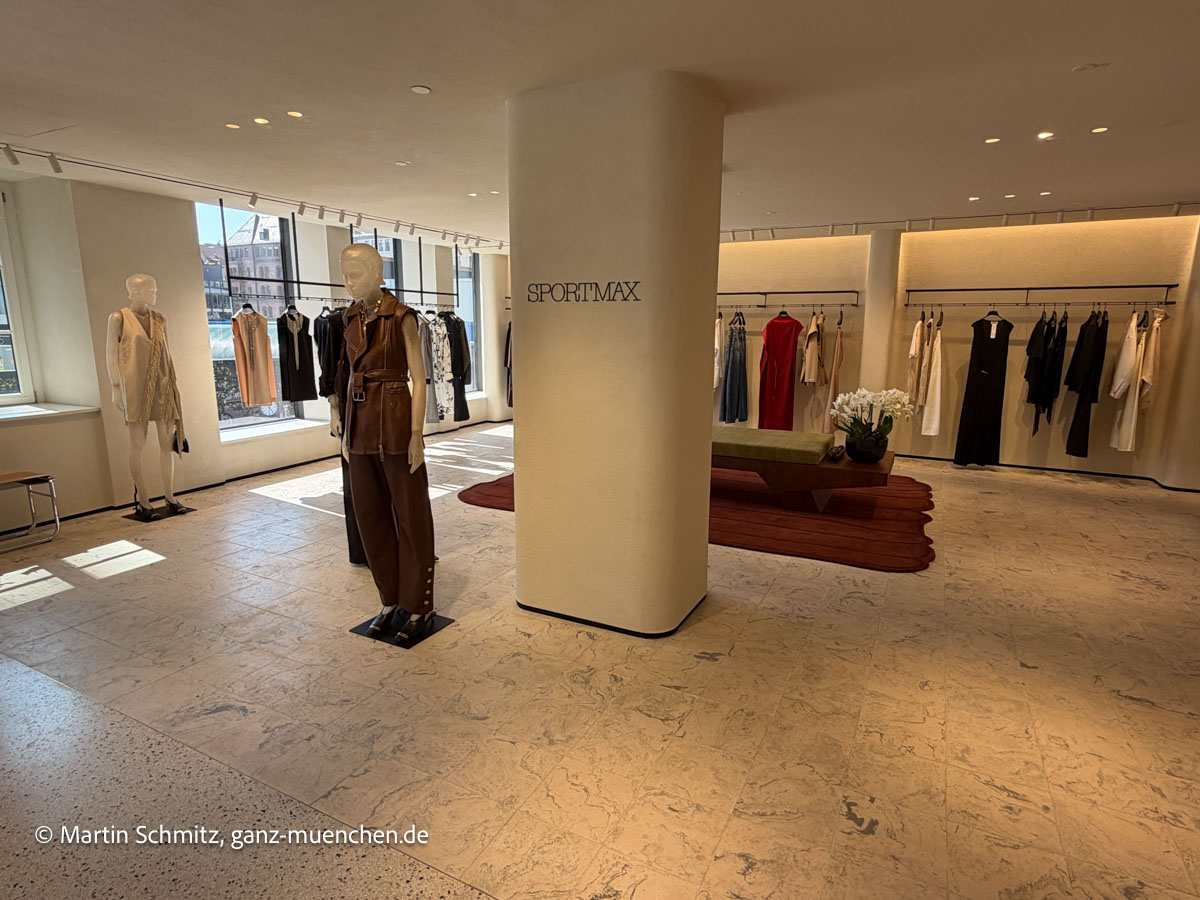 Sportmax ist im ersten Obergeschoss als eigener Shop-in-Shop-Bereich zu erkennen. Max Mara eröffnete Flagshipstore in der Theatinerstraße (©Foto: Martin Schmitz)