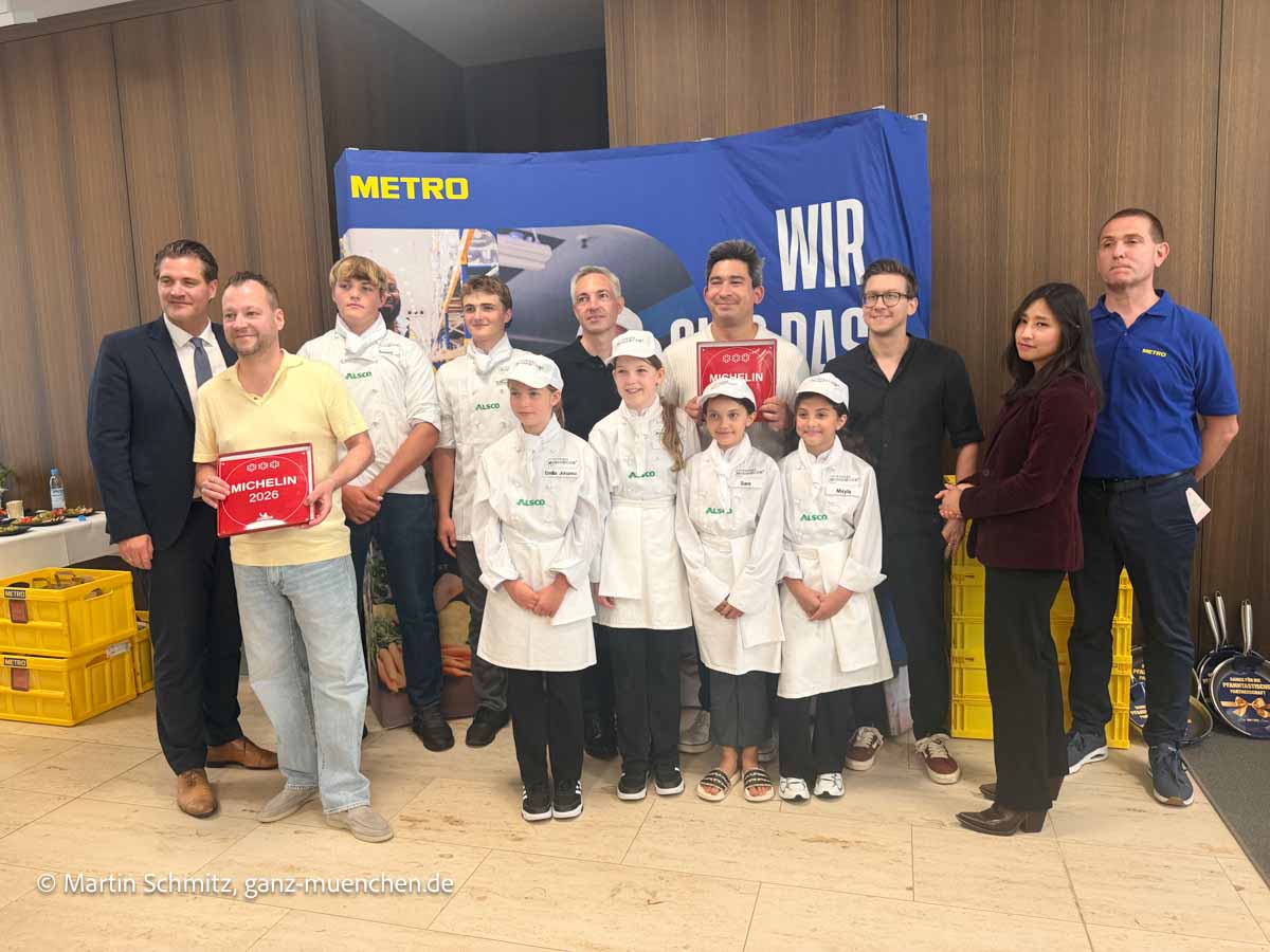 3 Sterne Plaketten - Verleihung der Guide Michelin 2026 Plaketten an Betriebe aus Oberbayern Jan Hartwig vom Restaurant JAN (li.) und Tohru Nakamura mit Team vom Tohru in der Schreiberei (©Foto: Martin Schmitz)