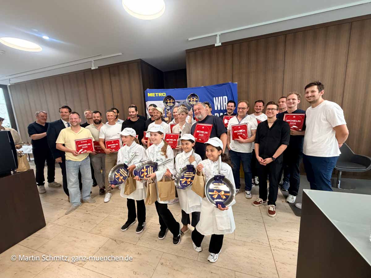 Alle Ausgezeichneten im Gruppenbild: Verleihung der Guide Michelin 2026 Plaketten an Betriebe aus Oberbayern (©Foto: Martin Schmitz)