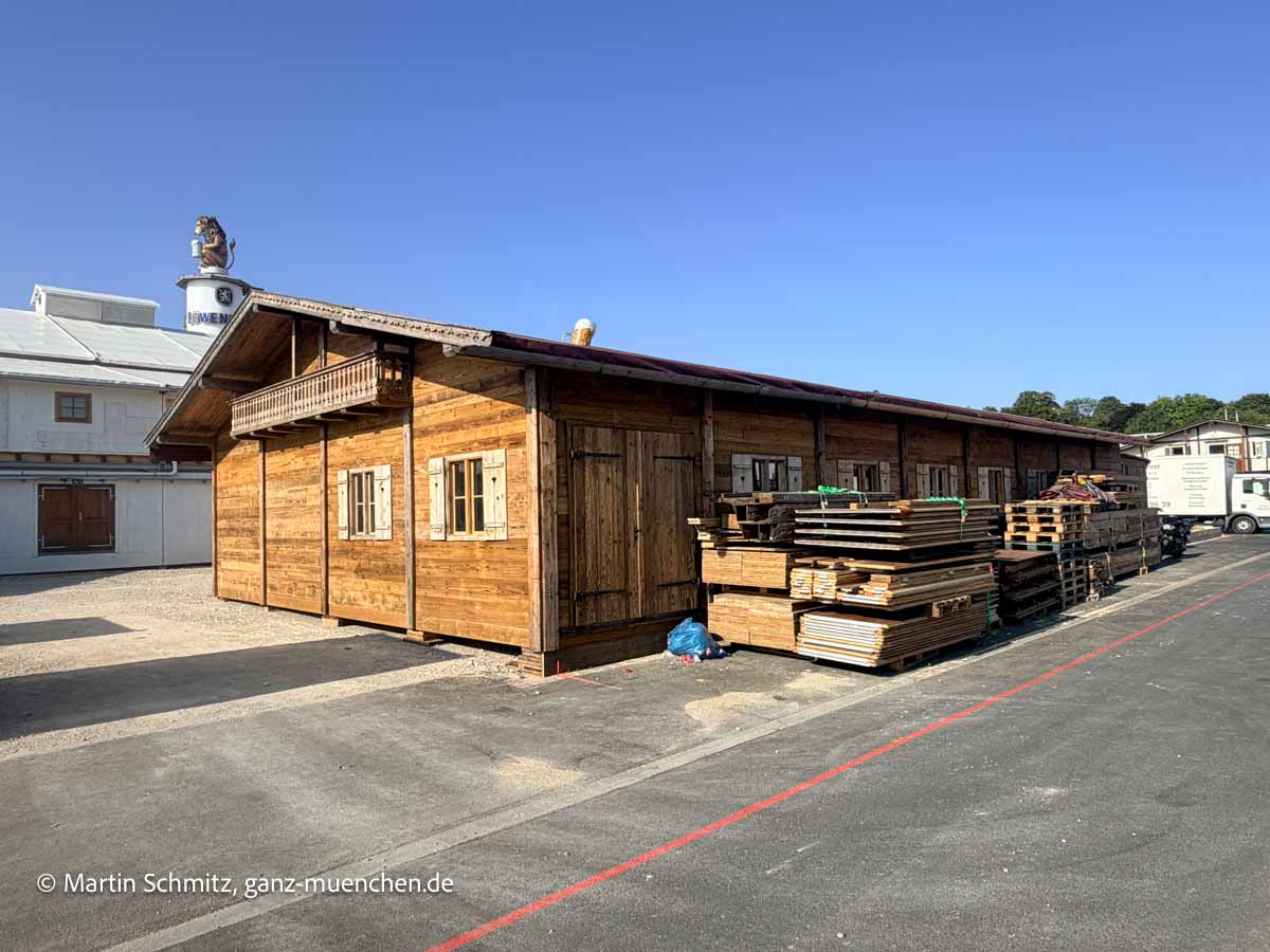 ganz neu ist Bartls Flößerstadl - Oktoberfest Aufbau Tag 38 - Mittwoch 05.06.2026 (©Foto: Martin Schmitz)