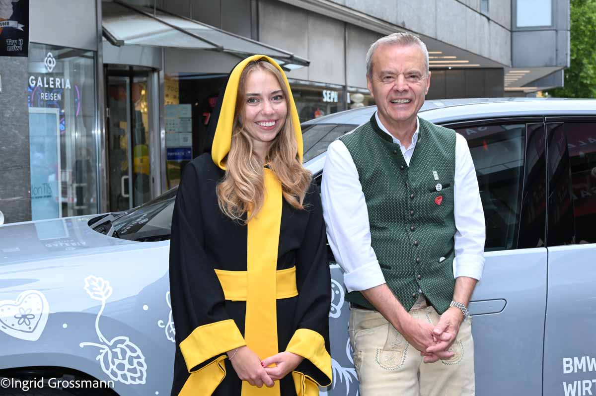 Gregor Lemke und das Münchner Kindl Sina Hochreiter bei der Wirtshauswiesn 2026 Pressekomnferenz im Der Spöckmeier (©Foto: Ingrid Grossmann)