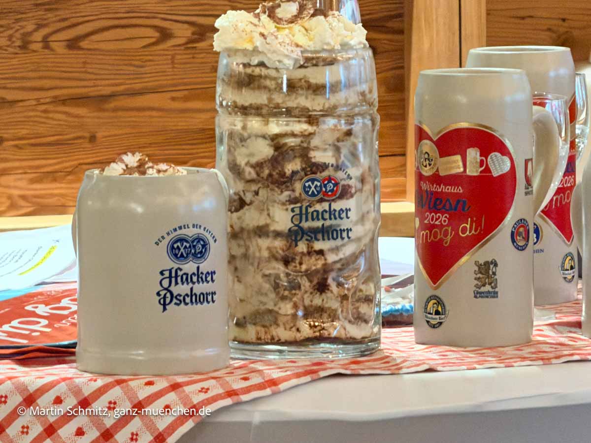 „TiraMaß“: Ein klassisches Tiramisu, das in einem 0,5-Liter-Steinkrug serviert wird oder im Maßkrug - Vorgestellt bei der Pressekonferenz Wirtshauswiesn 2026 (@Foto: Martin Schmitz)