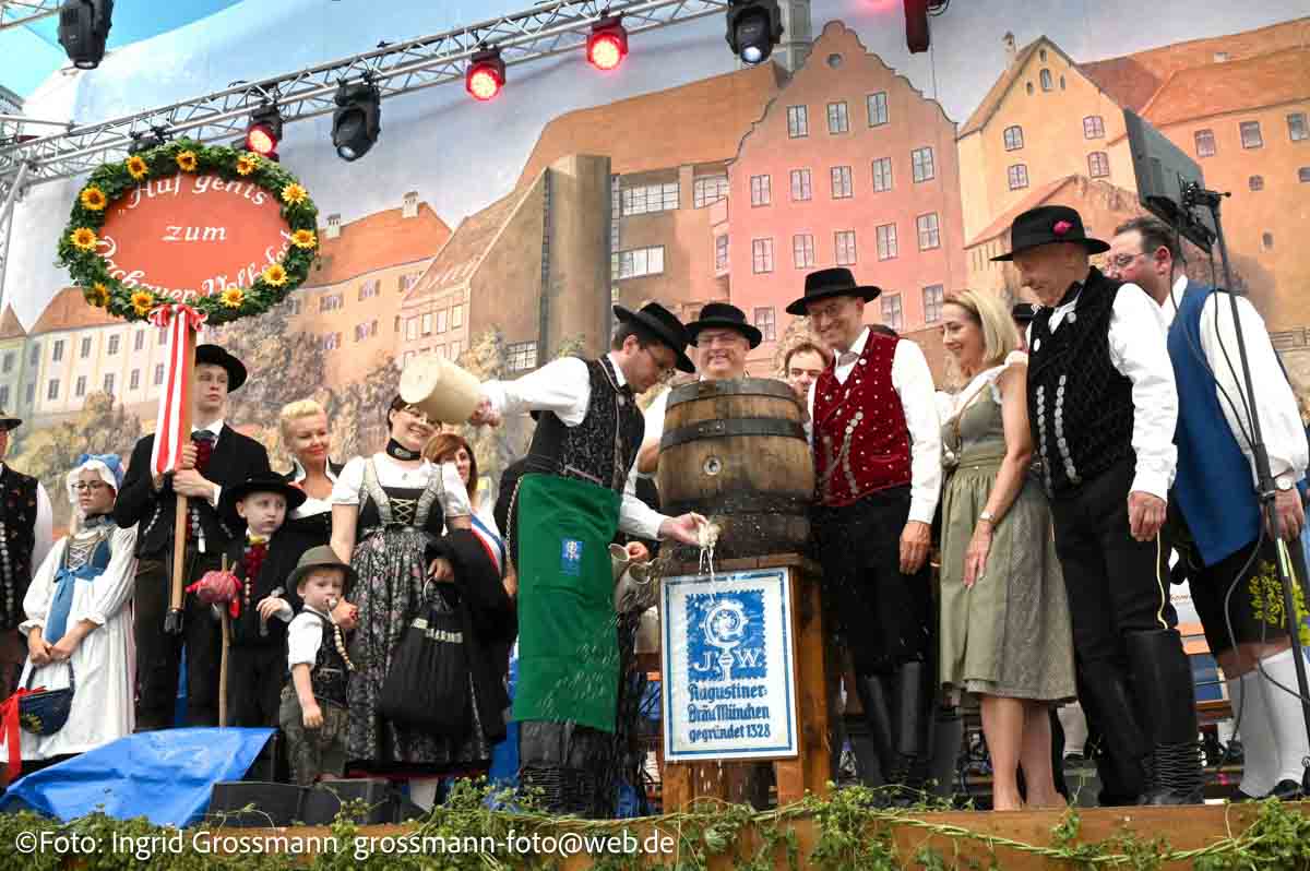 Anstich mit 2 Schlägen: Eröffnung Dachauer Volksfest 2026 (©Foto: Ingrid Grossmann)