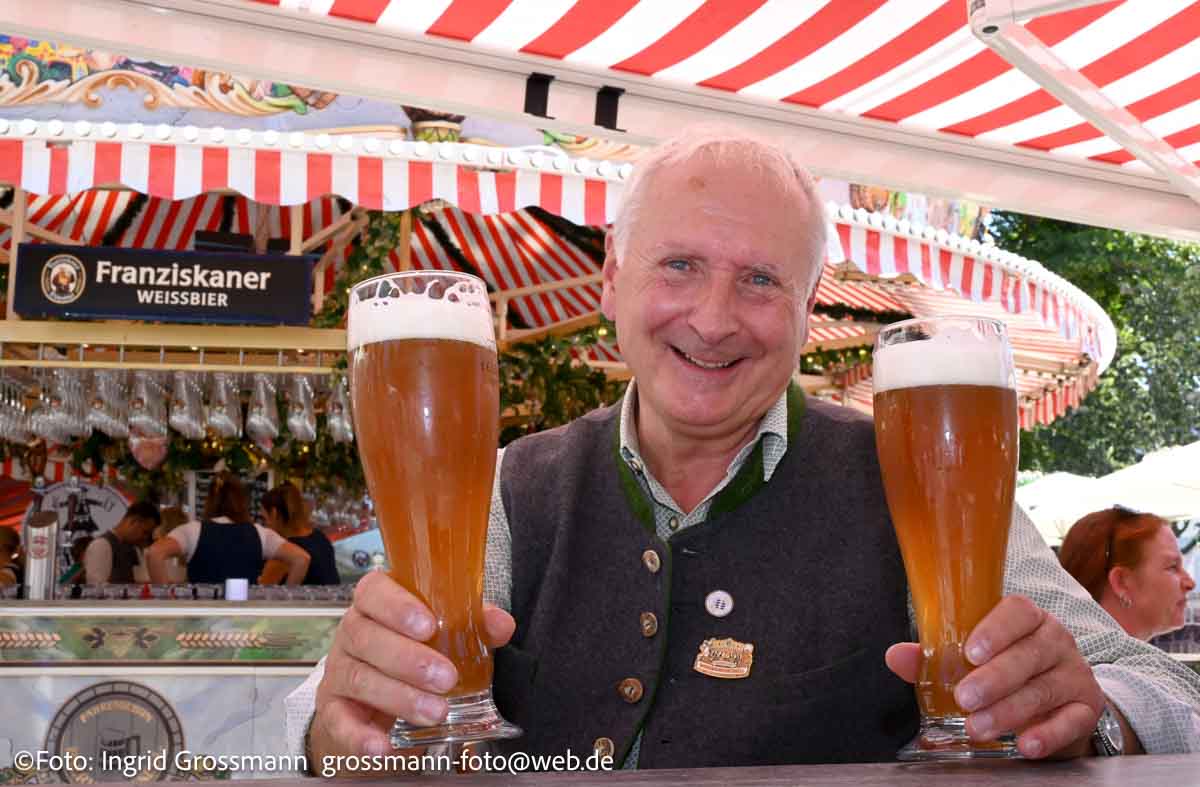 Weißbierkarussell Fahrenschon auf dem Dachauer Volksfest 2026 (©Foto: Ingrid Grossmann)