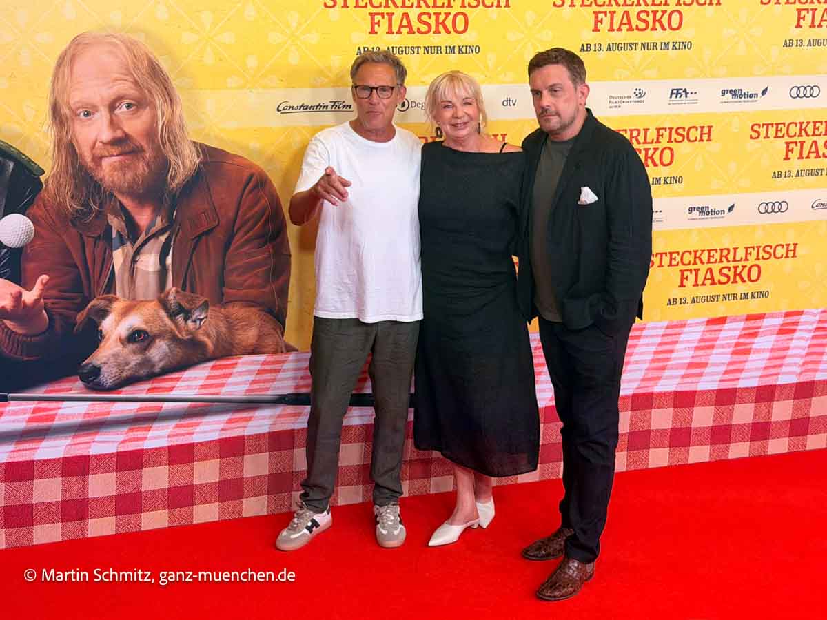 Christian Tramitz, Autorin Rita Falk und der „Eberhofer“ Sebastian Bezzel: Weltpremiere Steckerlfischfiasko Weltpremiere im mathäser am 10.08.2026 (©Foto: Martin Schmitz)