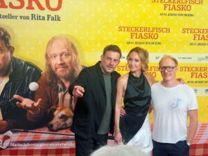 Die Hauptdarsteller Sebastian Bezzel, Lisa Maria Potthoff und Simon Schwarz bei der Steckerlfischfiasko Weltpremiere im mathäser Filmpalast am 10.08.2026 (©Foto: Martin Schmitz)