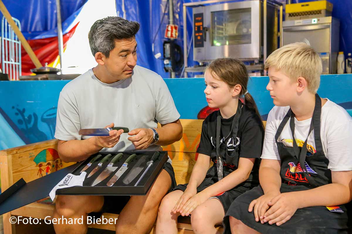 Sternekoch Tohru Nakamura mit Utensilien bei Lilalu  (©Foto: Gerhard Bieber)