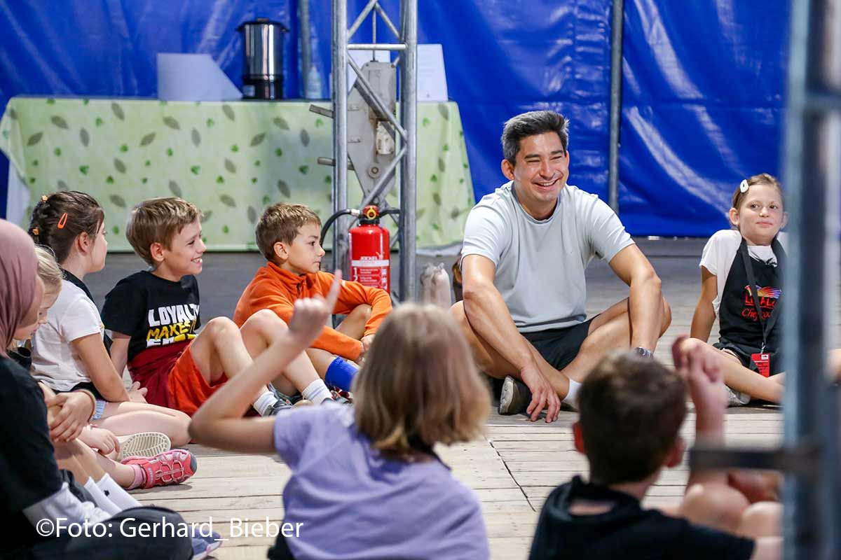 Sternekoch Tohru Nakamura im Gespräch bei Lilalu  (©Foto: Gerhard Bieber)