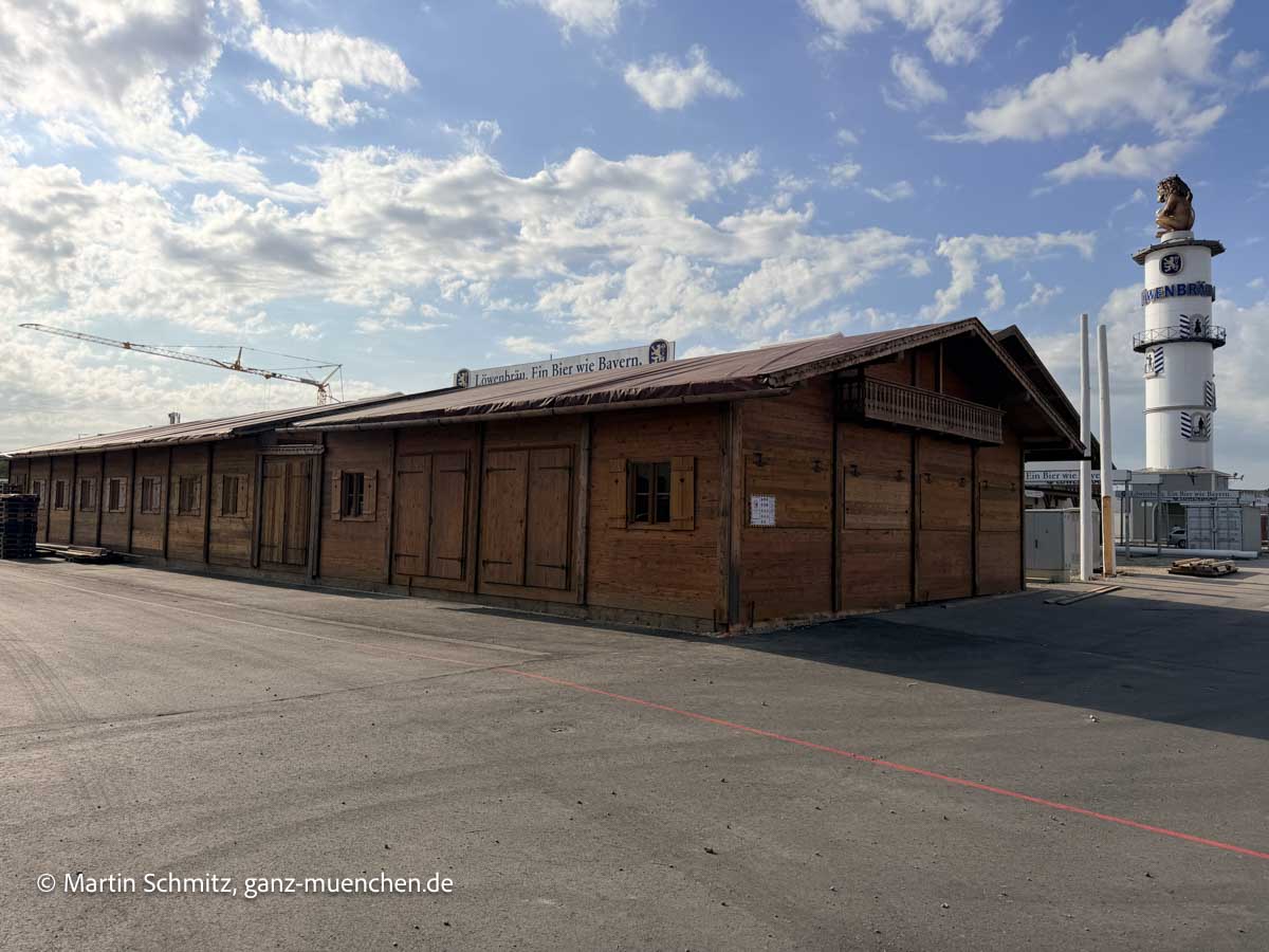 Die Almhütte steht schon von Bartls Flösserstadl - fotografiert beim Aufbau Oktoberfest Tag 44, 11.08.2026, Dienstag (©Foto: Martin Schmitz)