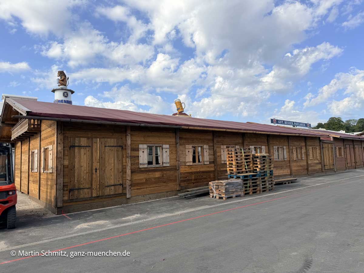 Die Almhütte steht schon von Bartls Flösserstadl - fotografiert beim Aufbau Oktoberfest Tag 44, 11.08.2026, Dienstag (©Foto: Martin Schmitz)