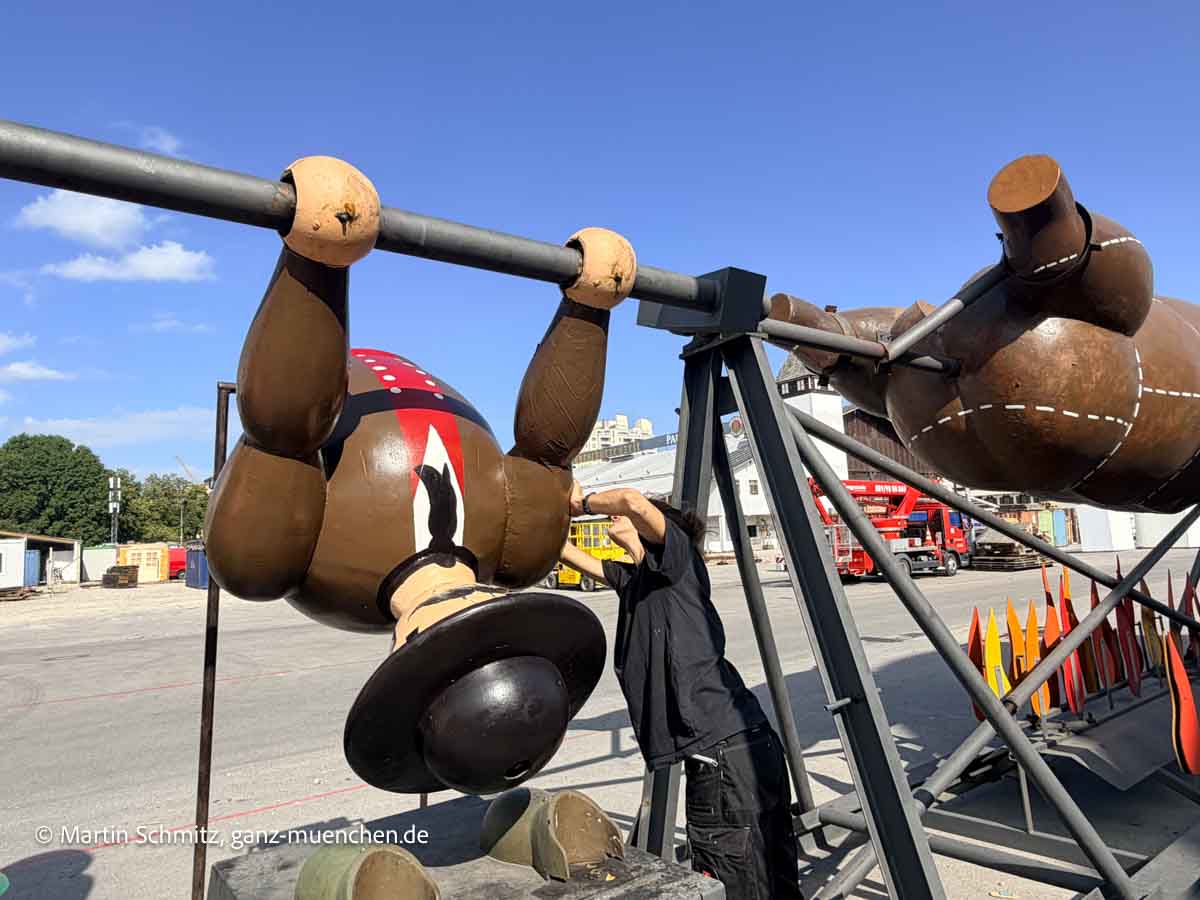 Werden vor der Ochsenbratereinochnachgestrichen: die Figuren beim Aufbau Oktoberfest Tag 44, 11.08.2026, Dienstag (©Foto: Martin Schmitz)