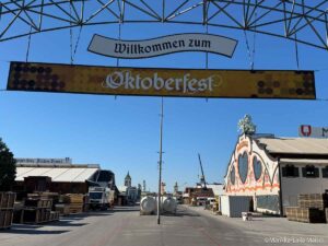 Das Willkommen hängt schon über dem Haupteingang zur Theresienwiese: Oktoberfest Aufbau Tag 47, Freitag 14.08.2026 (©Foto: Marikka-Laila Maisel)