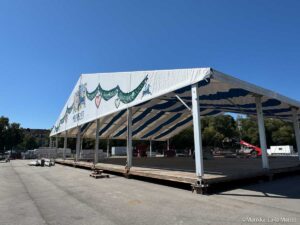 Museumzelt auf der Oidn Wiesn: Oktoberfest Aufbau Tag 47, Freitag 14.08.2026 (©Foto: Marikka-Laila Maisel)
