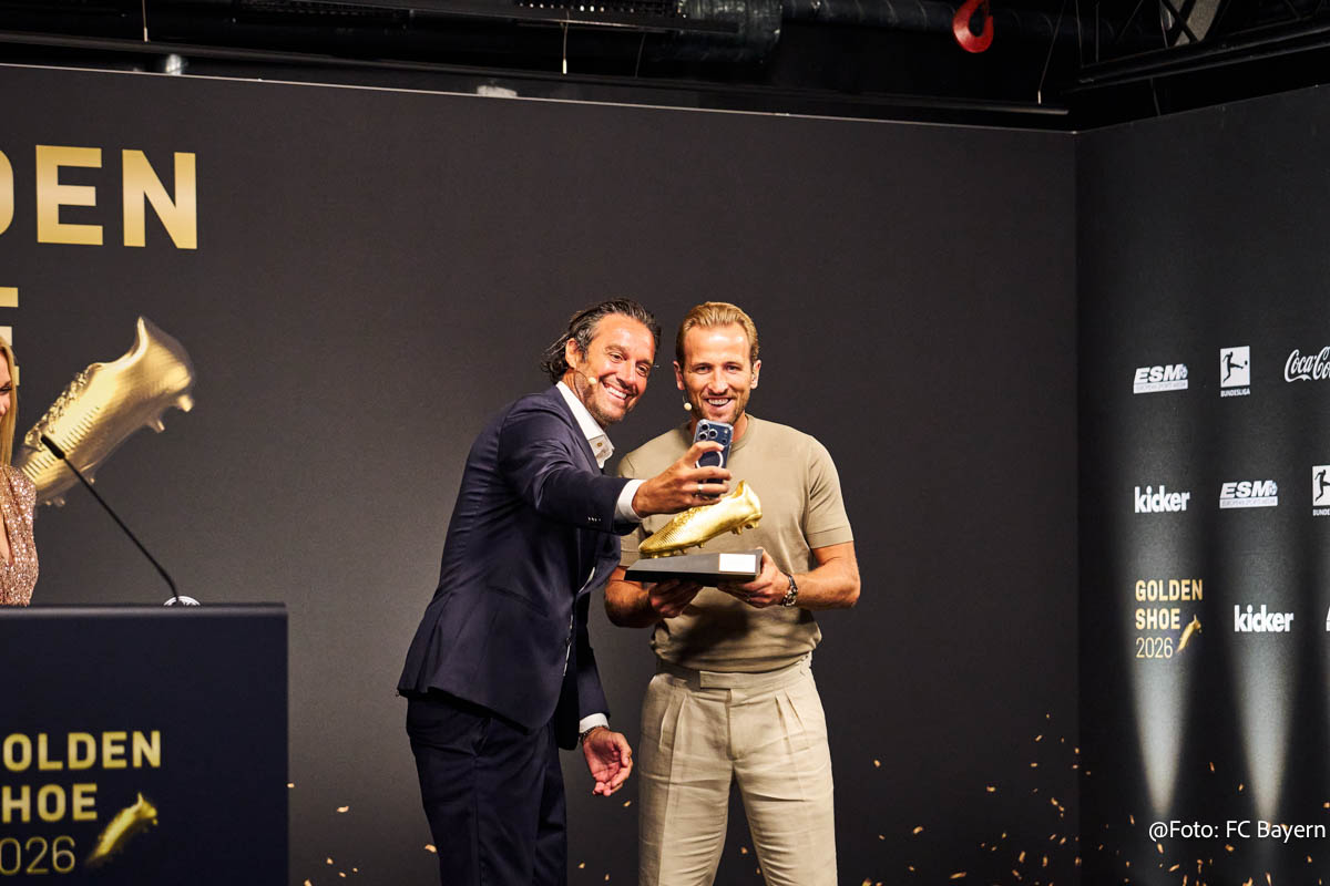 Luca Toni macht Selfie mit Harry Kane - Verleihung des zweiten Goldenen Schuh im FC Bayern Museum am 19.08.2026 (©Foto: FC Bayern)