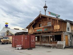 Metzgerstubn von Vinzenz Murr: Oktoberfest Aufbau Tag 53, Donnerstag 20.08.2026 (©Foto: Martin Schmitz)