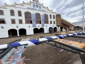Hofbräu Festzelt: Oktoberfest Aufbau Tag 53, Donnerstag 20.08.2026 (©Foto: Martin Schmitz)