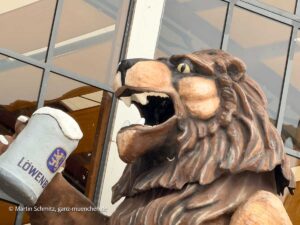 Neue Augen beim Löwen über dem Eingang des Löwenbräuzeltes: Oktoberfest Aufbau Tag 53, Donnerstag 20.08.2026 (©Foto: Martin Schmitz)