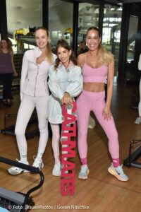 Cathy Hummels, Sylvia Walker mit Tochter Mara beim Event Cathylates Reformer Pilates - Cathy Hummels präsentiert ihre neue Lifestyle Marke im Restaurant Coubertin im Olympiapark in München am 22.08.2026 / Foto: BrauerPhotos / G. Nitschke