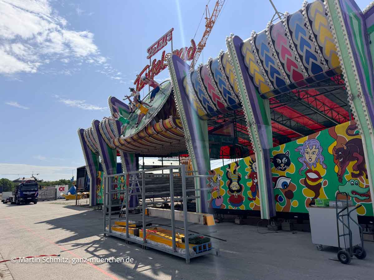 Teufelsrad: Aufbau Oktoberfest 2026 Tag 57, 24.08.2026 Montag - das waren die Füße schon schwarzgemalt und andere Accessoires geändert (©Foto: Martin Schmitz)