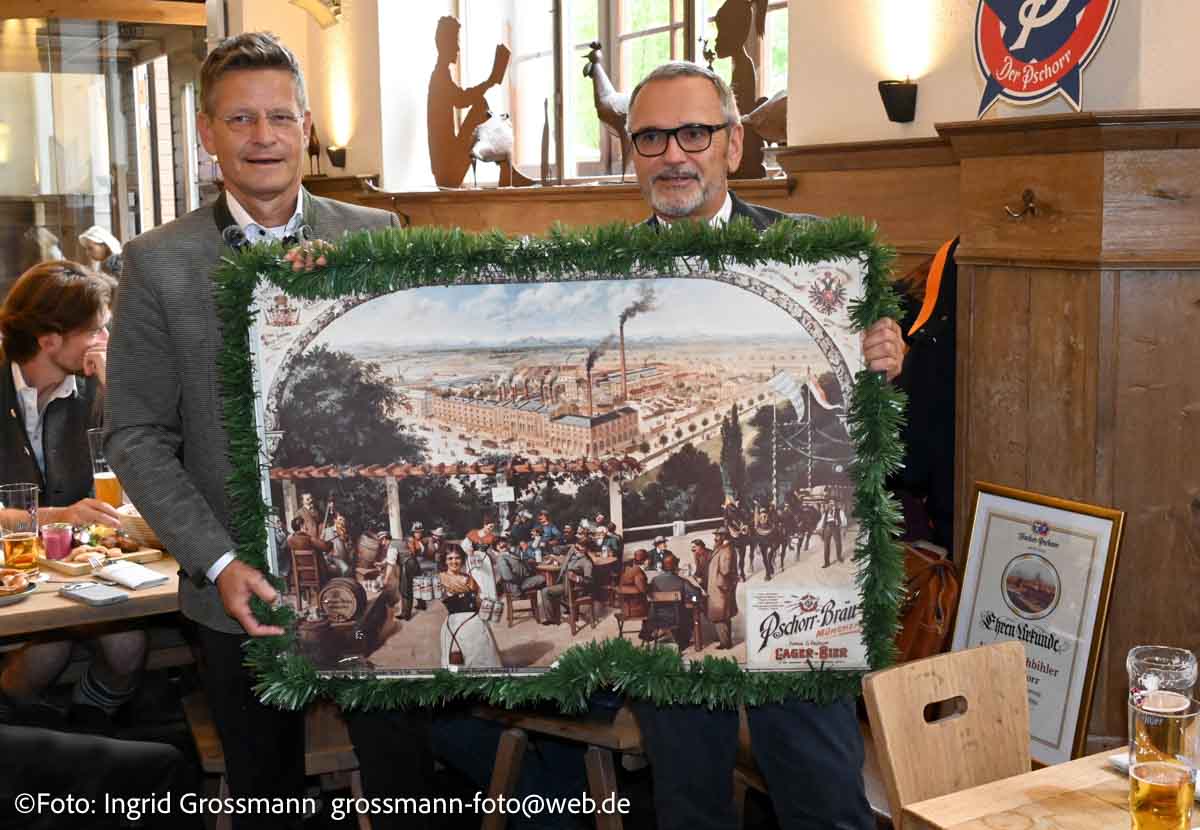 Ein schönes Bild für die Wand von DER PSCHORR von Hacker-Pschorr-Geschäftsführer Georg Schwende : das 100.000ste Faß Hacker Pschorr feiert DER PSCHORR am Viktualienmarkt (©Foto: Ingrid Grossmann)
