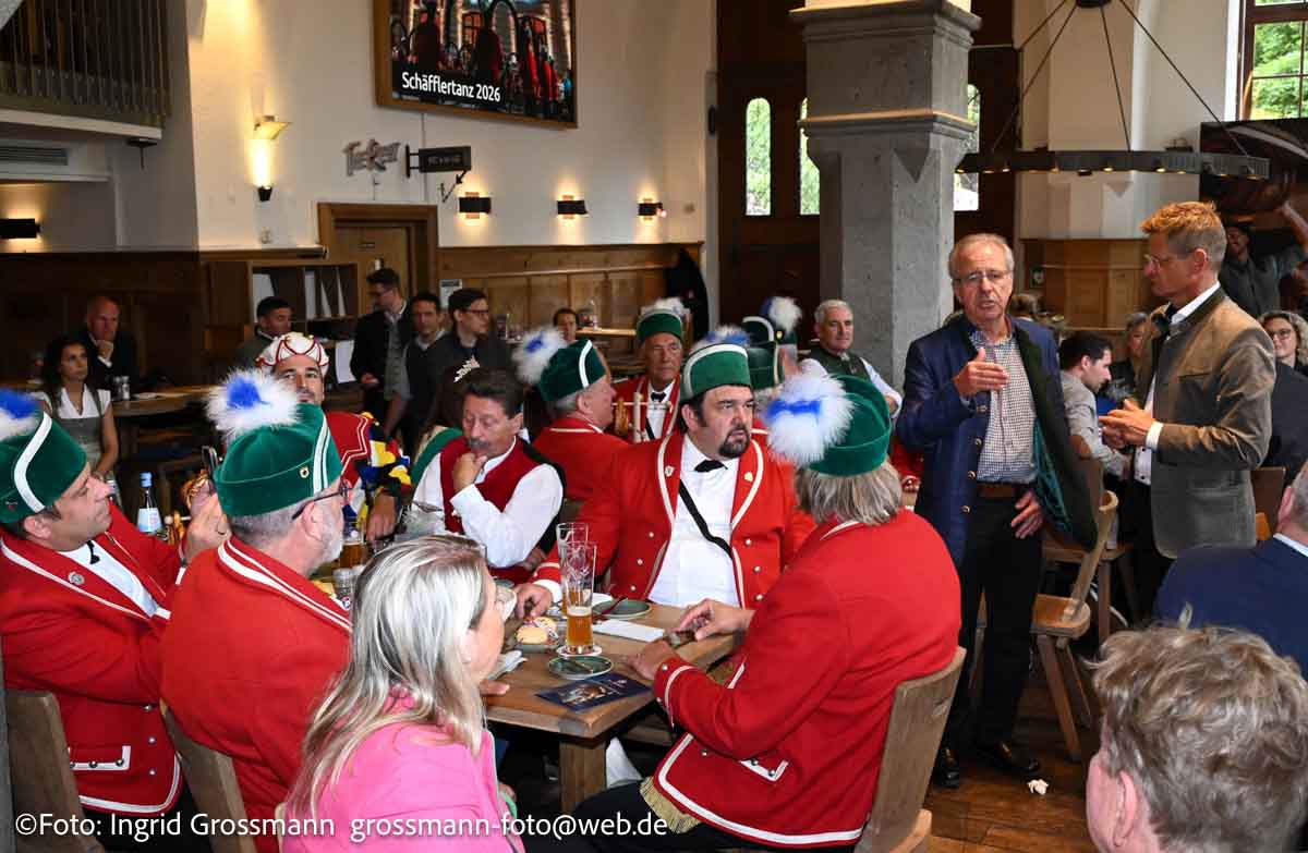 Der Seniorchef der Fassmacherei Schmid, Willi Schmid war auch zu Gast: das 100.000ste Faß Hacker Pschorr feiert DER PSCHORR am Viktualienmarkt (©Foto: Ingrid Grossmann)