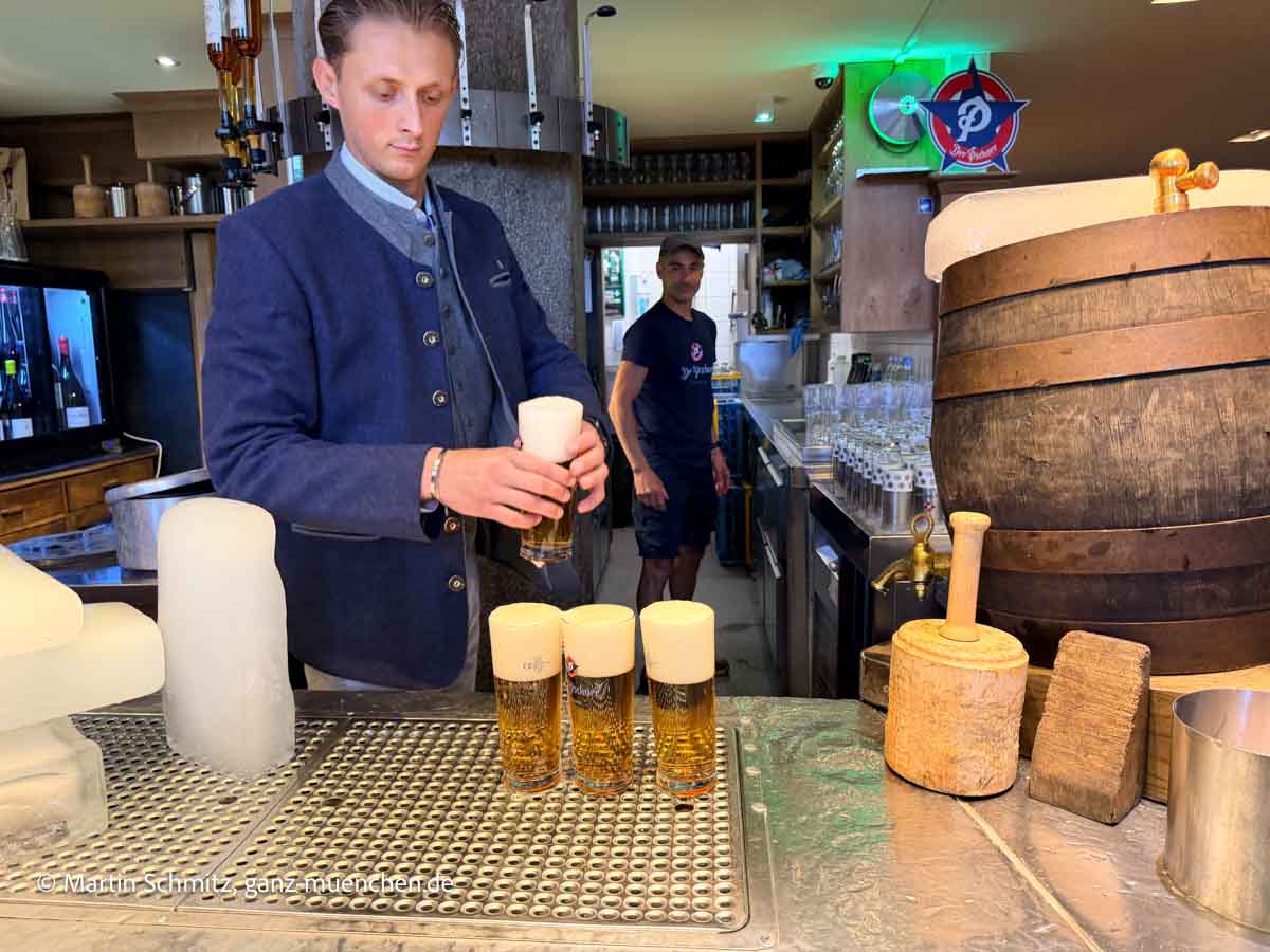 Das Bier wird noch von Schankkellnern vom Faß ausgeschenkt: das 100.000ste Faß Hacker Pschorr feiert DER PSCHORR am Viktualienmarkt (©Foto: Martin Schmitz)