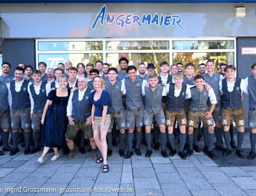 Wiesn-Einkleidung bei Angermaier: Die Löwen des TSV 1860 in neuer Tracht