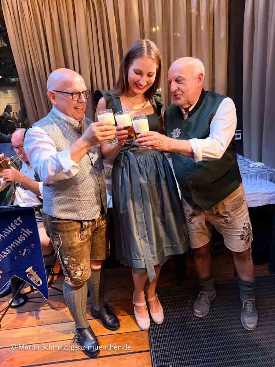 Anstich durch Jürgen Kirner - hier mit Wiesnbedienung Verena Angermaier und Trachtenchef Dr. Axel Munz - Wiesn-Warm-up Angermaier, Strenesse und Living Hotels (©Foto: Martin Schmitz)