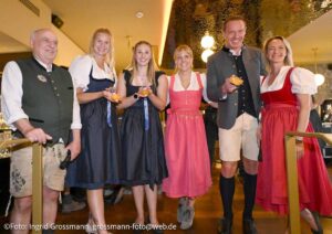 Angermaier Chef Dr. Axel Munz,  Dajana Eitberger , Magdalena Matschina, Nina Munz, Felix Loch, Eileen Popielaty beim Angermaier, Strenesse und Living Hotels: Wiesn-Warm-up am Viktualienmarkt (©Foto: Ingrid Grossmann)