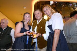 Angermaier, Strenesse und Living Hotels: Wiesn-Warm-up am Viktualienmarkt (©Foto: Ingrid Grossmann)