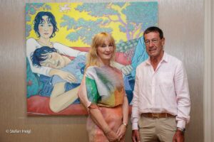 Vernissage „Heldinnen und Helden-Gemälde von Julia von Kienlin im Mandarin Oriental in München am 4.8.2026. Die Künstlerin vor ihrem Werk mit Sponsor Willi Bonke (Bonke Premium Consulting) (©Foto: Stefan Heigl)