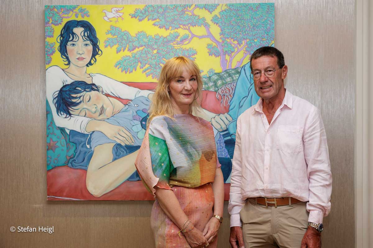 Vernissage „Heldinnen und Helden-Gemälde von Julia von Kienlin im Mandarin Oriental in München am 4.8.2026. Die Künstlerin vor ihrem Werk mit Sponsor Willi Bonke (Bonke Premium Consulting) (©Foto: Stefan Heigl)