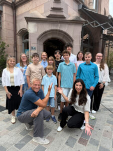 Gerhard Leinauer und Alexandra Polzin mit den Traumzeit Kids (©Foto: Traumzeit e.V.)