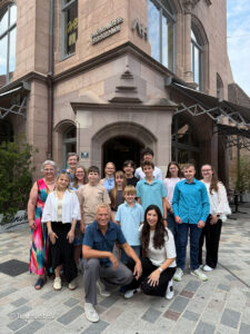Gerhard Leinauer und Alexandra Polzin mit den Traumzeit Kids und Christa und Nadine Guggenberger (ganz links und links oben) von Traumzeit e.V. (©Foto: Traumzeit e.V.)